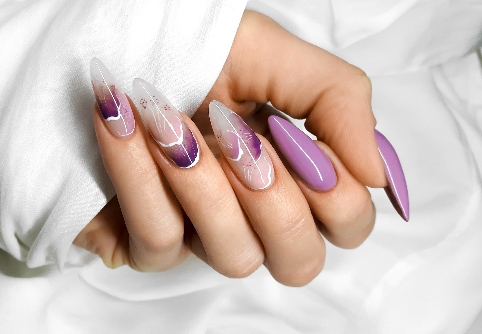Luxurious Nails & Spa logo